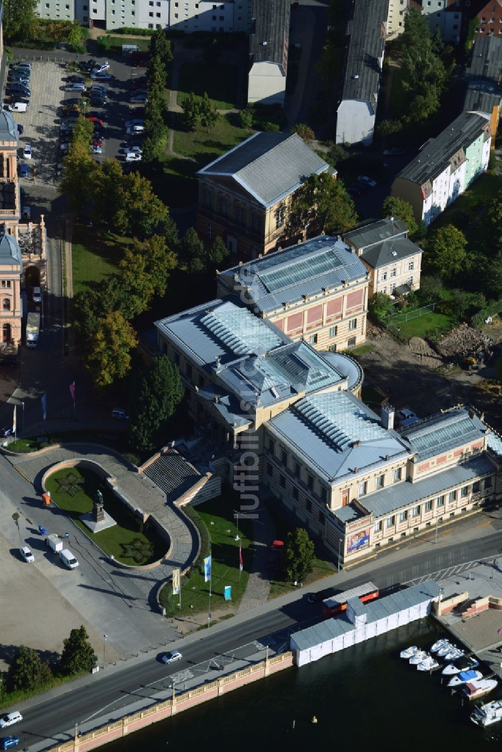 Schwerin von oben - Gebäude des Staatliches Museum Schwerin - Kunstsammlungen, Schlösser und Gärten in Schwerin im Bundesland Mecklenburg-Vorpommern