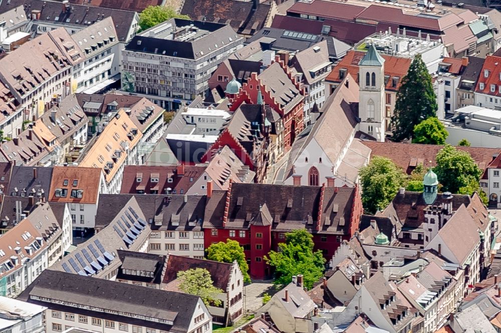 Freiburg im Breisgau aus der Vogelperspektive: Gebäude der Stadtverwaltung - Altes Rathaus in Freiburg im Breisgau im Bundesland Baden-Württemberg, Deutschland