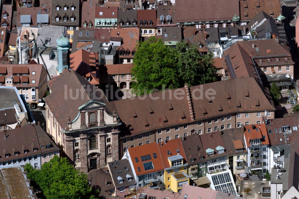 Luftbild Freiburg im Breisgau - Gebäude der Stadtverwaltung - Altes Rathaus in Freiburg im Breisgau im Bundesland Baden-Württemberg, Deutschland