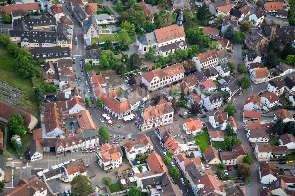 Lorsch von oben - Gebäude der Stadtverwaltung - Altes Rathaus in Lorsch im Bundesland Hessen, Deutschland