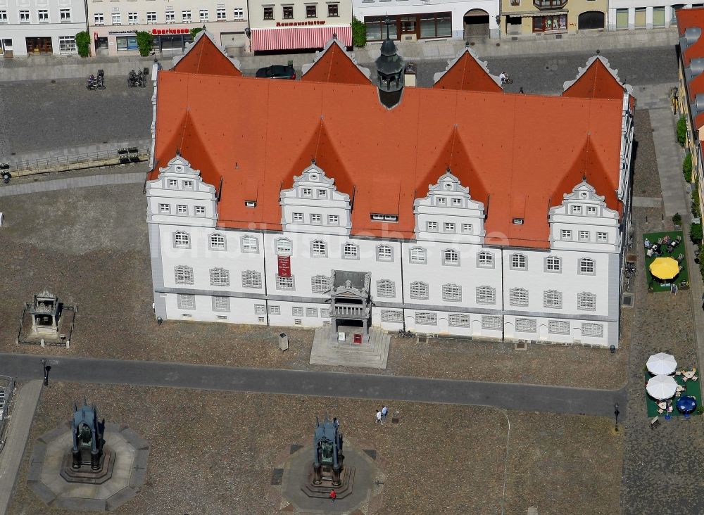 Lutherstadt Wittenberg von oben - Gebäude der Stadtverwaltung - Altes Rathaus am Marktplatz in Lutherstadt Wittenberg im Bundesland Sachsen-Anhalt, Deutschland