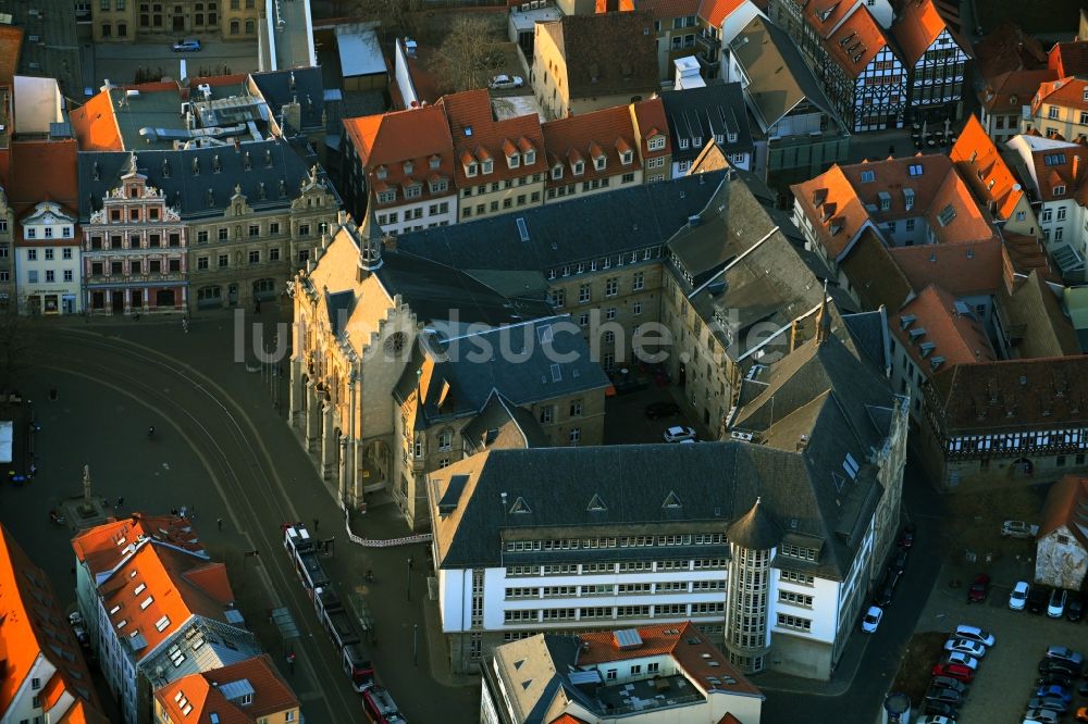 Erfurt von oben - Gebäude der Stadtverwaltung - historisches Rathaus am Fischmarkt in Erfurt im Bundesland Thüringen, Deutschland