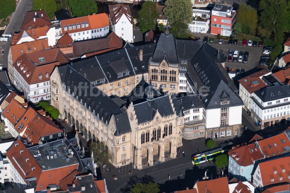 Luftaufnahme Erfurt - Gebäude der Stadtverwaltung - historisches Rathaus am Fischmarkt in Erfurt im Bundesland Thüringen, Deutschland