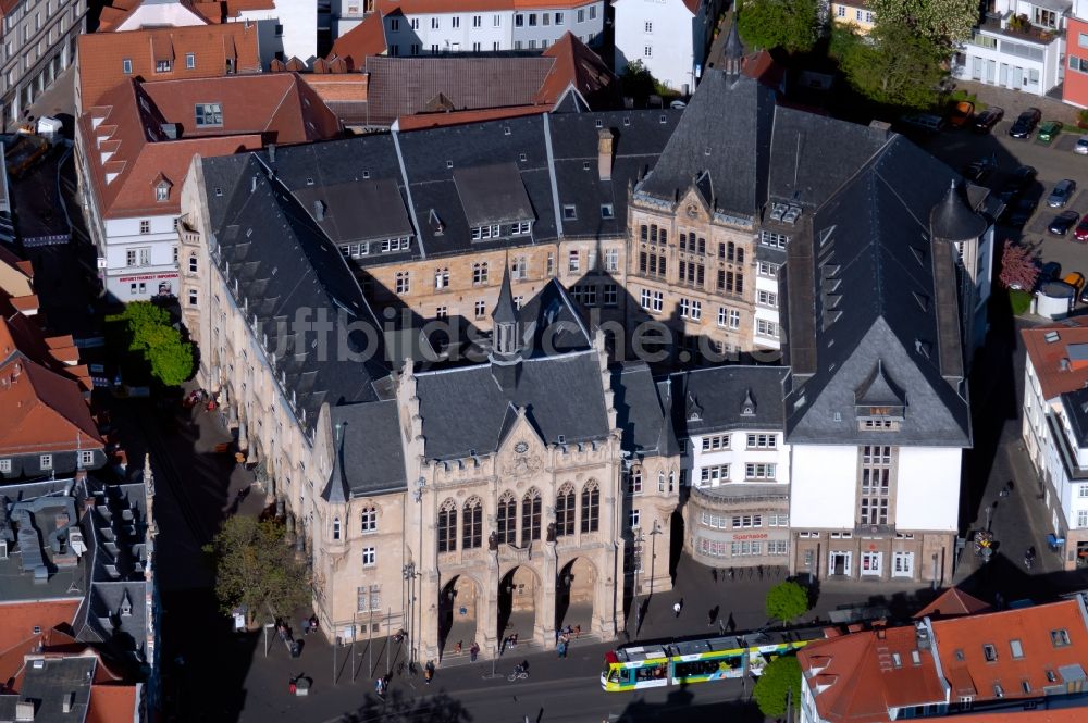 Erfurt von oben - Gebäude der Stadtverwaltung - historisches Rathaus am Fischmarkt in Erfurt im Bundesland Thüringen, Deutschland