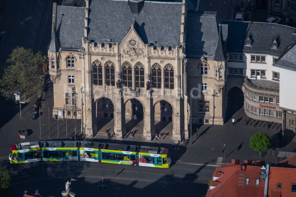 Luftaufnahme Erfurt - Gebäude der Stadtverwaltung - historisches Rathaus am Fischmarkt in Erfurt im Bundesland Thüringen, Deutschland