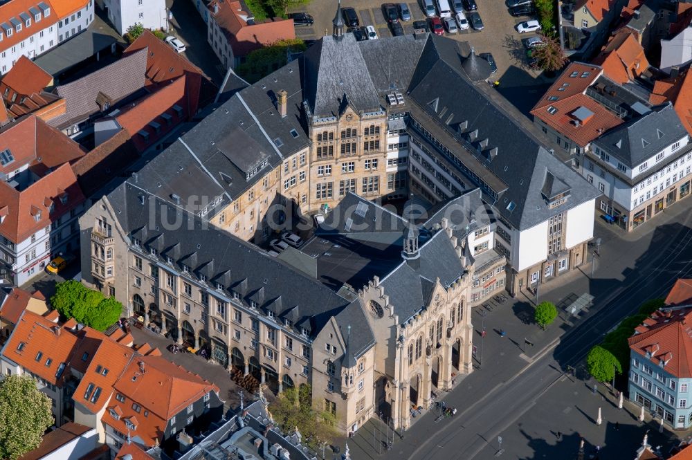 Erfurt aus der Vogelperspektive: Gebäude der Stadtverwaltung - historisches Rathaus am Fischmarkt in Erfurt im Bundesland Thüringen, Deutschland