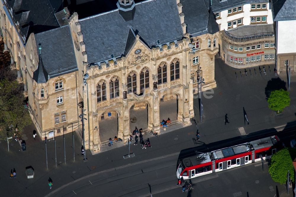 Erfurt von oben - Gebäude der Stadtverwaltung - historisches Rathaus am Fischmarkt in Erfurt im Bundesland Thüringen, Deutschland