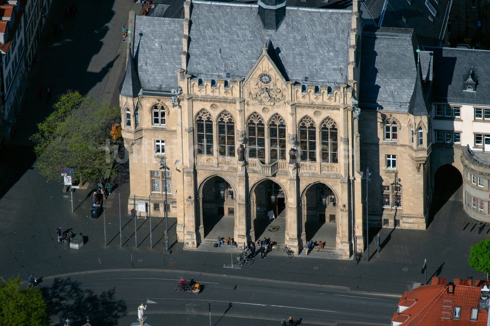 Luftaufnahme Erfurt - Gebäude der Stadtverwaltung - historisches Rathaus am Fischmarkt in Erfurt im Bundesland Thüringen, Deutschland