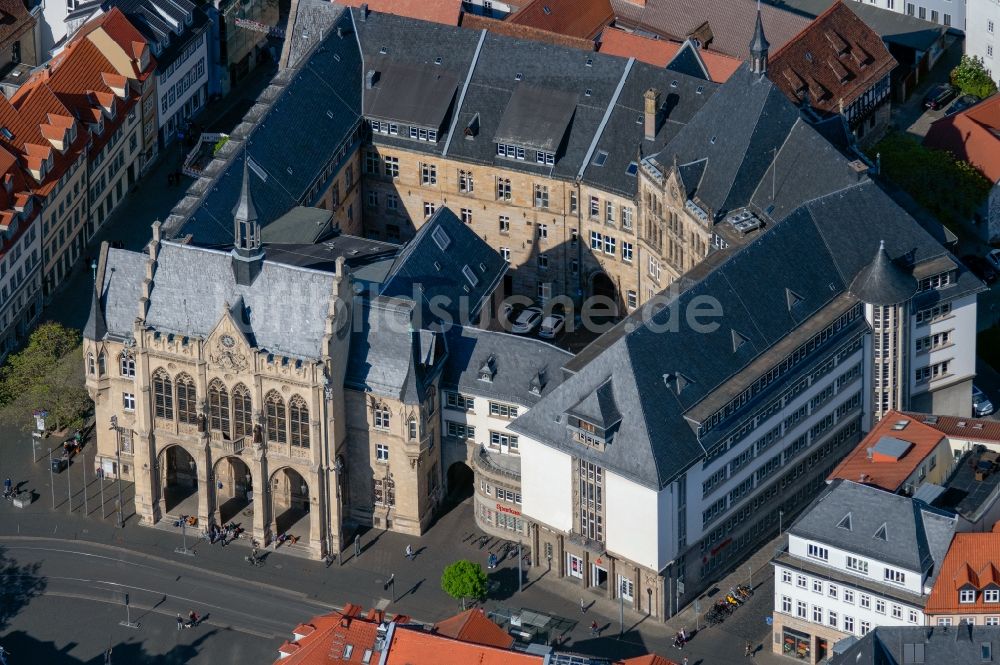 Erfurt von oben - Gebäude der Stadtverwaltung - historisches Rathaus am Fischmarkt in Erfurt im Bundesland Thüringen, Deutschland