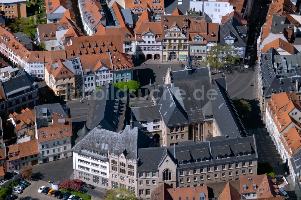 Erfurt aus der Vogelperspektive: Gebäude der Stadtverwaltung - historisches Rathaus am Fischmarkt in Erfurt im Bundesland Thüringen, Deutschland