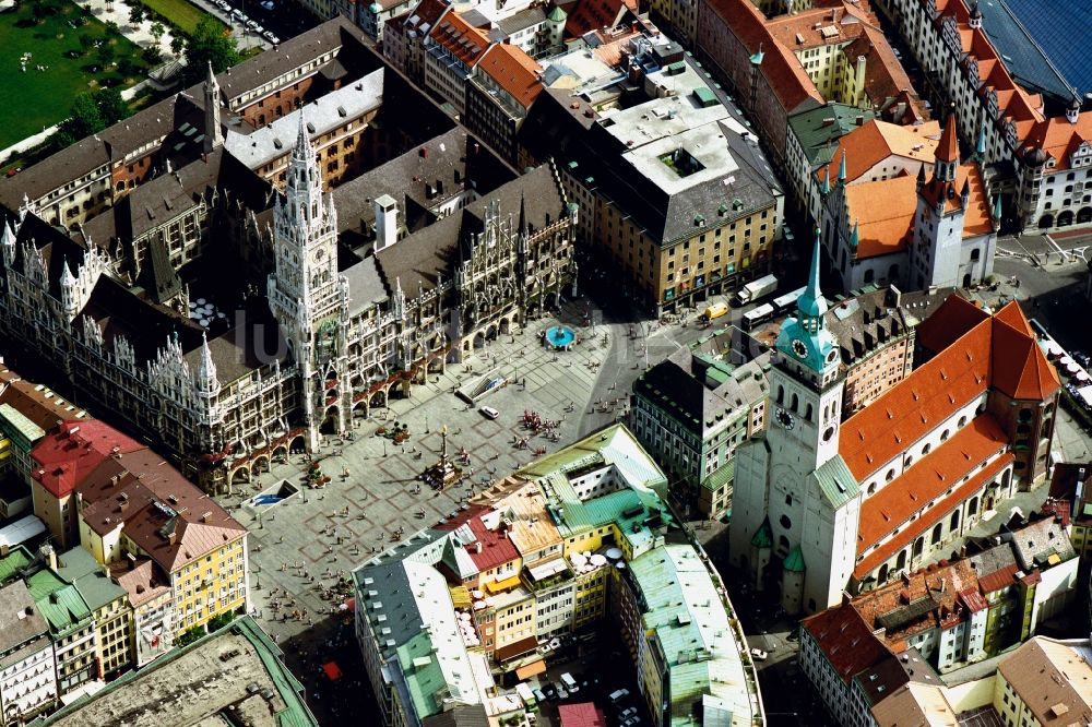 München von oben - Gebäude der Stadtverwaltung - Neues Rathaus am Marienplatz in München im Bundesland Bayern