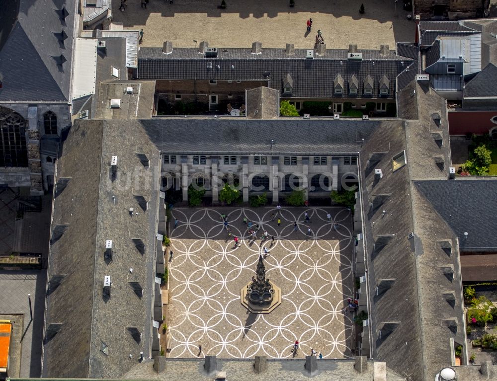 Aachen aus der Vogelperspektive: Gebäude der Stadtverwaltung - Rathaus in Aachen im Bundesland Nordrhein-Westfalen