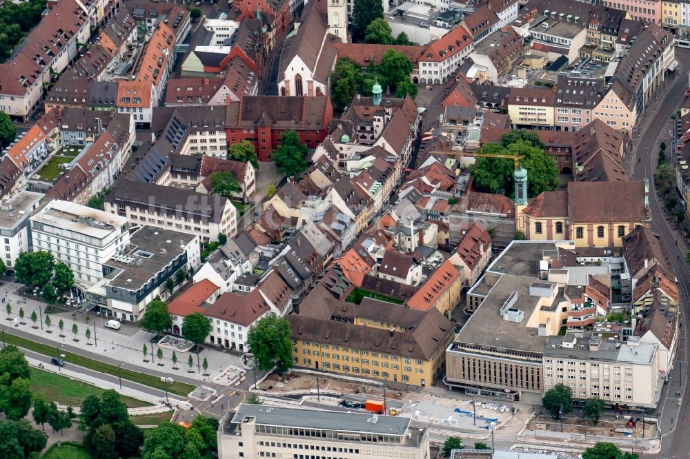 Luftbild Freiburg im Breisgau - Gebäude der Stadtverwaltung - Rathaus Altes Rathaus und Rathausgasse in Freiburg im Breisgau im Bundesland Baden-Württemberg, Deutschland