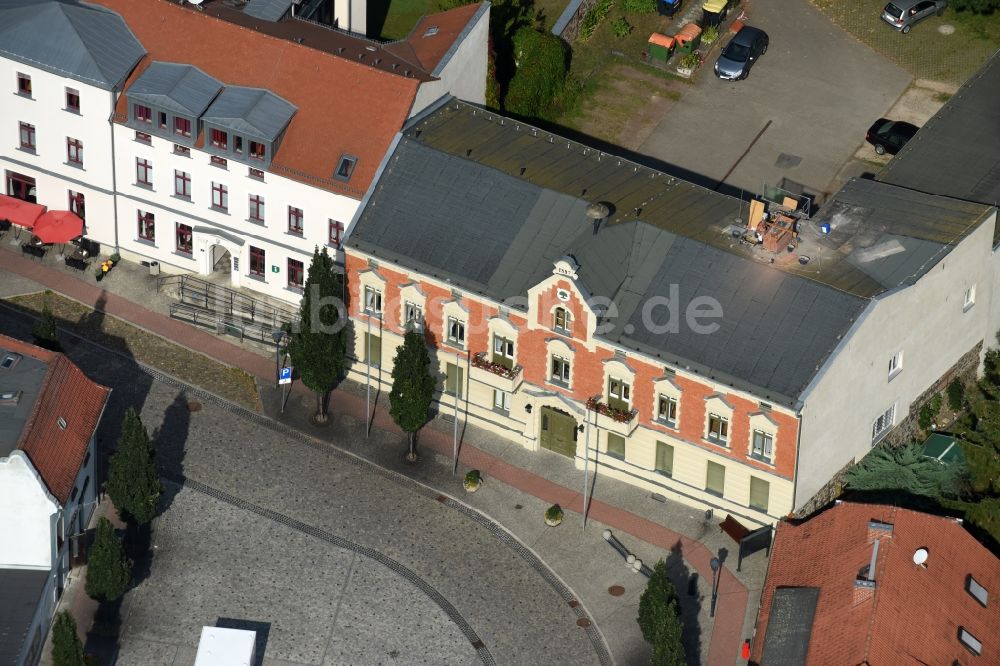 Werneuchen von oben - Gebäude der Stadtverwaltung - Rathaus Amt Werneuchen Am Markt in Werneuchen im Bundesland Brandenburg