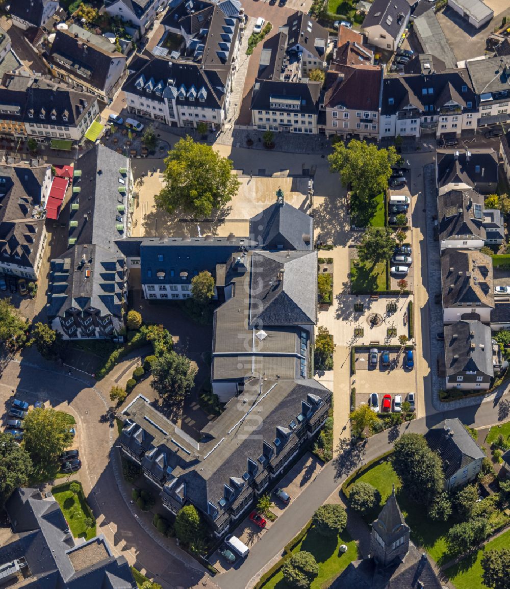 Attendorn von oben - Gebäude der Stadtverwaltung - Rathaus in Attendorn im Bundesland Nordrhein-Westfalen, Deutschland