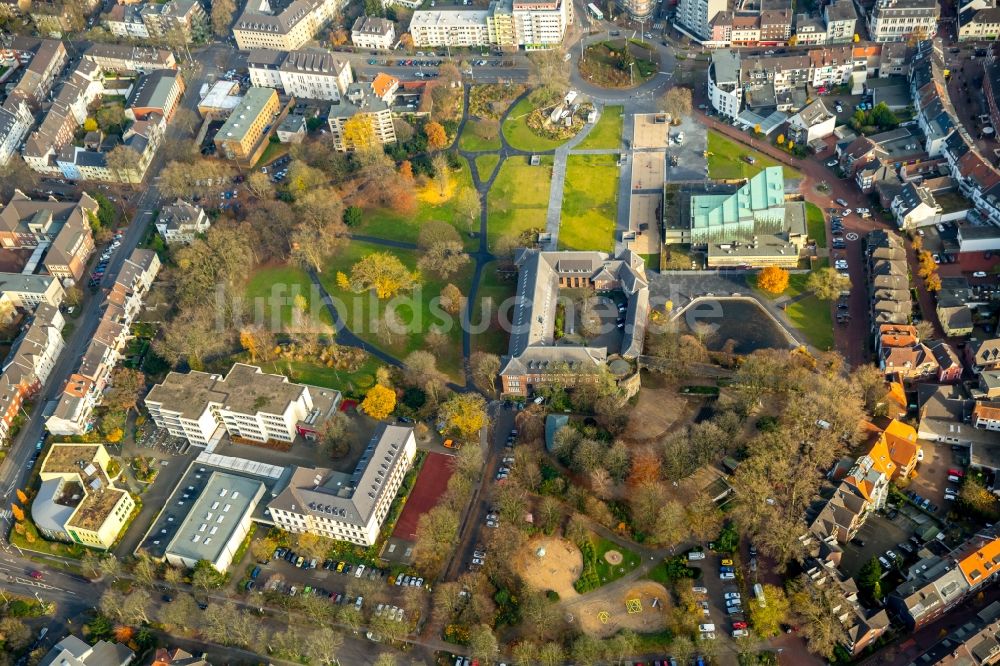 Luftbild Dinslaken - Gebäude der Stadtverwaltung - Rathaus und Bauamt am Platz D'Agen im Ortsteil Ruhr Metropolitan Area in Dinslaken im Bundesland Nordrhein-Westfalen