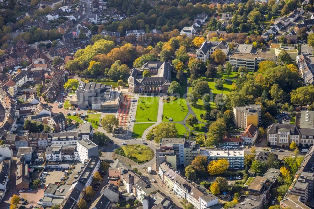 Dinslaken von oben - Gebäude der Stadtverwaltung - Rathaus und Bauamt am Platz D'Agen im Ortsteil Ruhr Metropolitan Area in Dinslaken im Bundesland Nordrhein-Westfalen