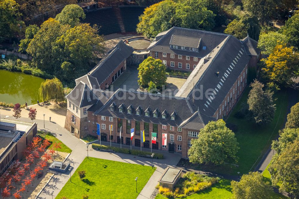 Dinslaken aus der Vogelperspektive: Gebäude der Stadtverwaltung - Rathaus und Bauamt am Platz D'Agen im Ortsteil Ruhr Metropolitan Area in Dinslaken im Bundesland Nordrhein-Westfalen