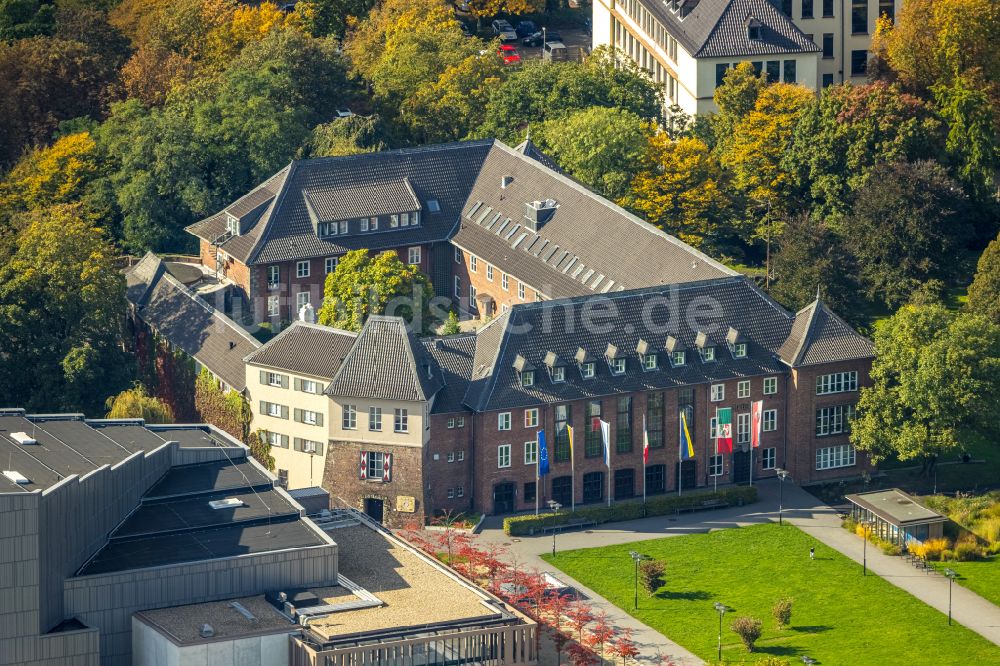 Luftaufnahme Dinslaken - Gebäude der Stadtverwaltung - Rathaus und Bauamt am Platz D'Agen im Ortsteil Ruhr Metropolitan Area in Dinslaken im Bundesland Nordrhein-Westfalen