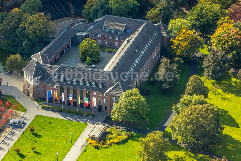 Luftaufnahme Dinslaken - Gebäude der Stadtverwaltung - Rathaus und Bauamt am Platz D'Agen im Ortsteil Ruhr Metropolitan Area in Dinslaken im Bundesland Nordrhein-Westfalen