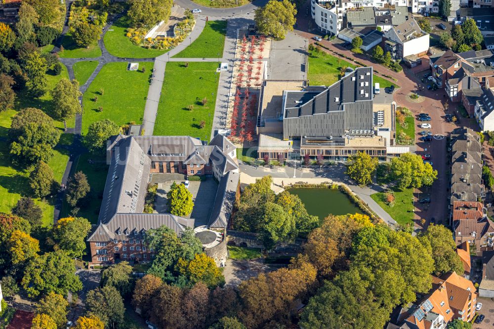 Dinslaken von oben - Gebäude der Stadtverwaltung - Rathaus und Bauamt am Platz D'Agen im Ortsteil Ruhr Metropolitan Area in Dinslaken im Bundesland Nordrhein-Westfalen