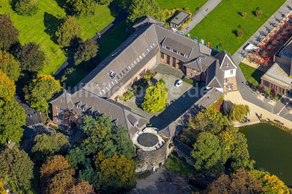 Dinslaken aus der Vogelperspektive: Gebäude der Stadtverwaltung - Rathaus und Bauamt am Platz D'Agen im Ortsteil Ruhr Metropolitan Area in Dinslaken im Bundesland Nordrhein-Westfalen