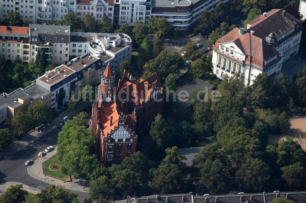 Berlin aus der Vogelperspektive: Gebäude der Stadtverwaltung - Rathaus in Berlin, Deutschland