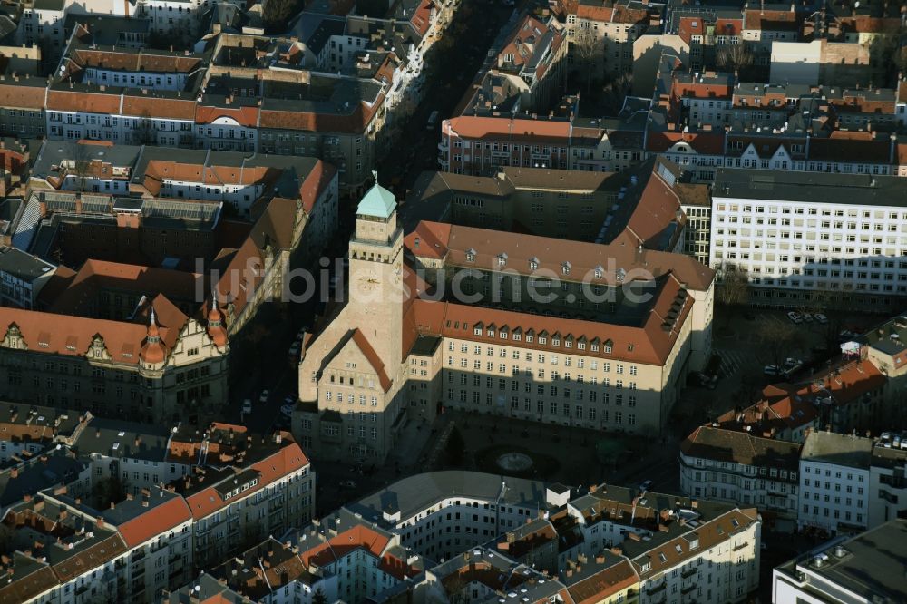 Luftaufnahme Berlin - Gebäude der Stadtverwaltung - Rathaus - Bezirksamt Neukölln an der Karl-Marx-Straße in Berlin