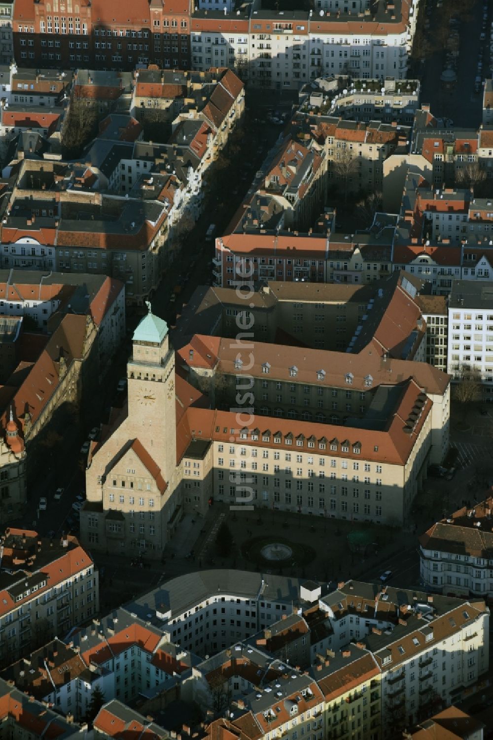 Berlin von oben - Gebäude der Stadtverwaltung - Rathaus - Bezirksamt Neukölln an der Karl-Marx-Straße in Berlin