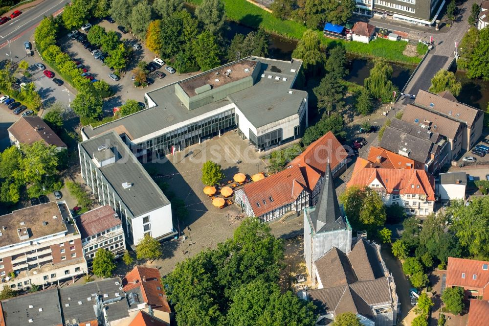 Bünde aus der Vogelperspektive: Gebäude der Stadtverwaltung - Rathaus in Bünde im Bundesland Nordrhein-Westfalen