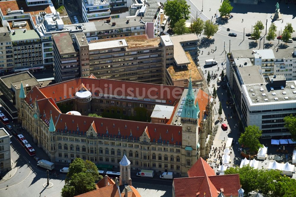 Braunschweig von oben - Gebäude der Stadtverwaltung - Rathaus in Braunschweig im Bundesland Niedersachsen