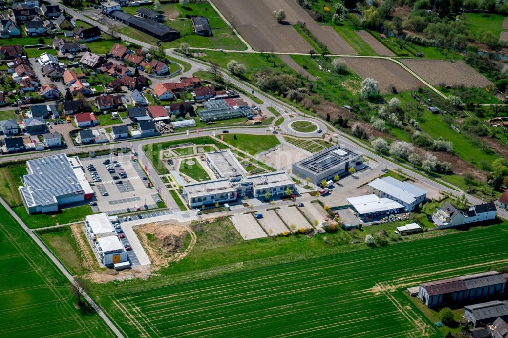 Rheinhausen von oben - Gebäude der Stadtverwaltung - Rathaus Bürgerhaus im Zentrum der Doppelgemeinde in Rheinhausen im Bundesland Baden-Württemberg, Deutschland