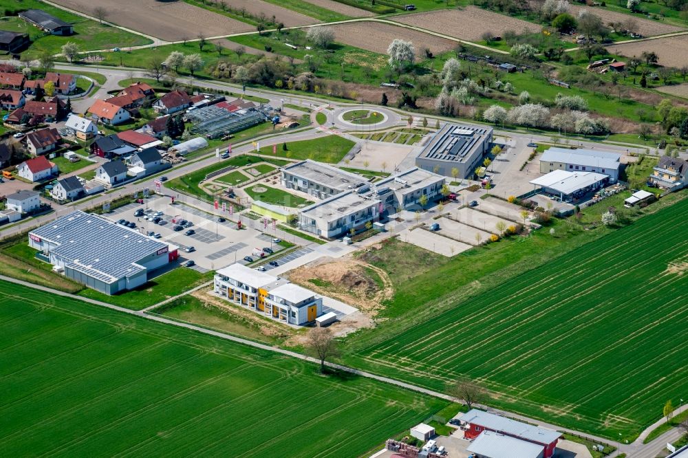 Rheinhausen aus der Vogelperspektive: Gebäude der Stadtverwaltung - Rathaus Bürgerhaus im Zentrum der Doppelgemeinde in Rheinhausen im Bundesland Baden-Württemberg, Deutschland