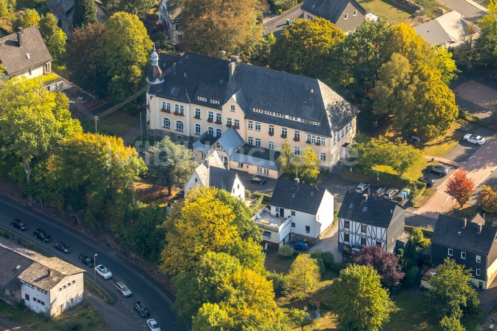 Burbach aus der Vogelperspektive: Gebäude der Stadtverwaltung - Rathaus Burbach in Burbach im Bundesland Nordrhein-Westfalen, Deutschland