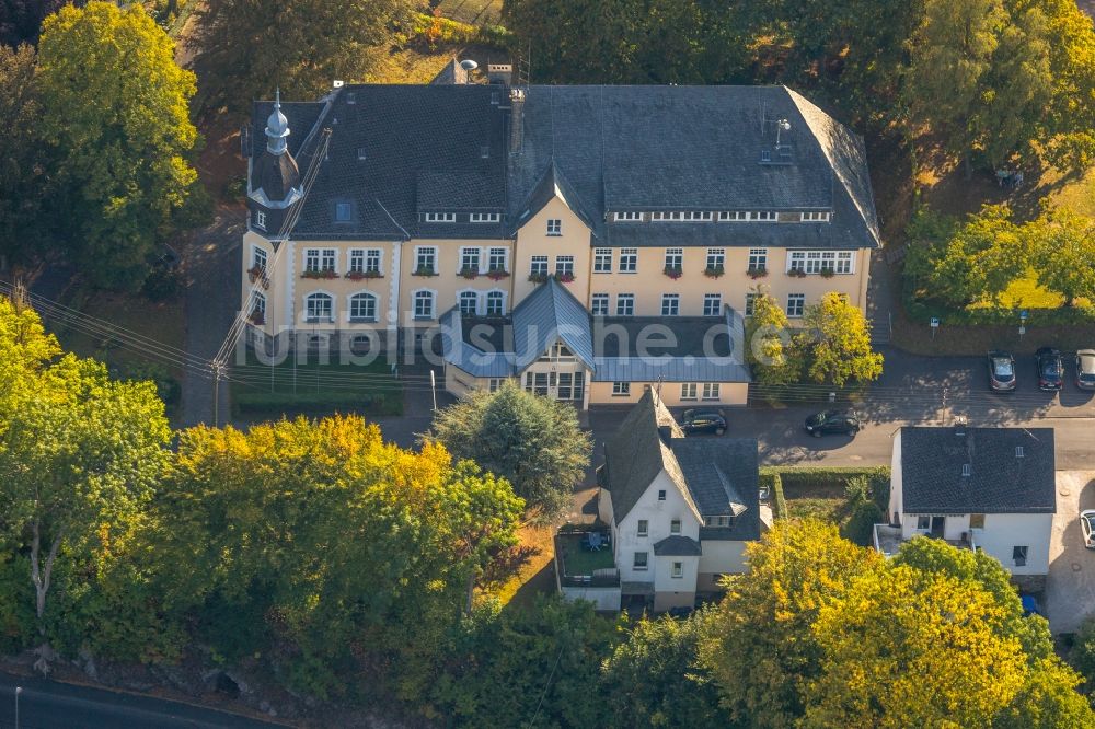 Luftaufnahme Burbach - Gebäude der Stadtverwaltung - Rathaus Burbach in Burbach im Bundesland Nordrhein-Westfalen, Deutschland