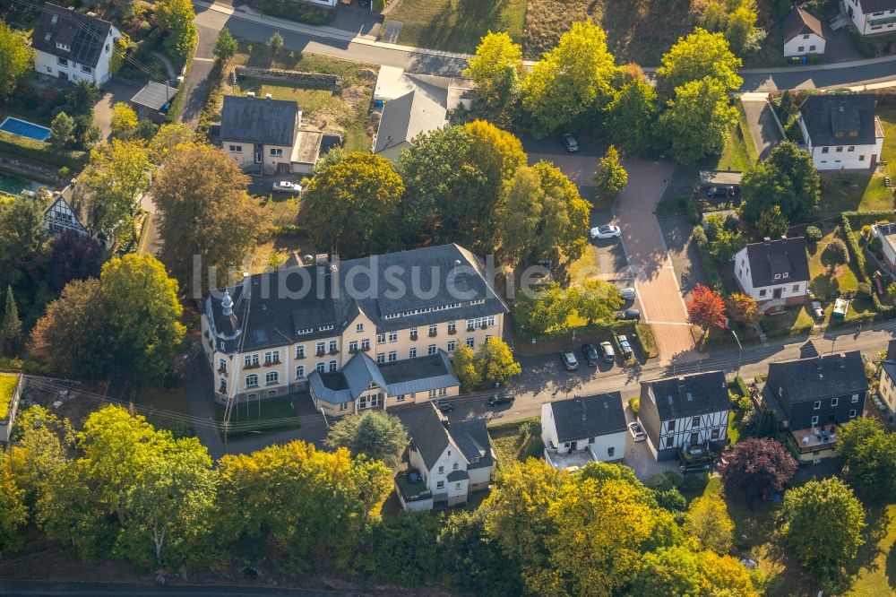 Burbach von oben - Gebäude der Stadtverwaltung - Rathaus Burbach in Burbach im Bundesland Nordrhein-Westfalen, Deutschland