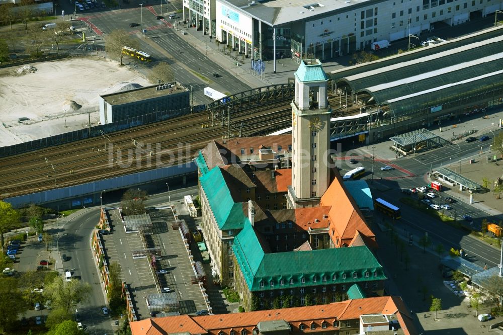 Luftbild Berlin - Gebäude der Stadtverwaltung - Rathaus an der Carl-Schurz-Straße im Stadtteil Spandau in Berlin, Deutschland