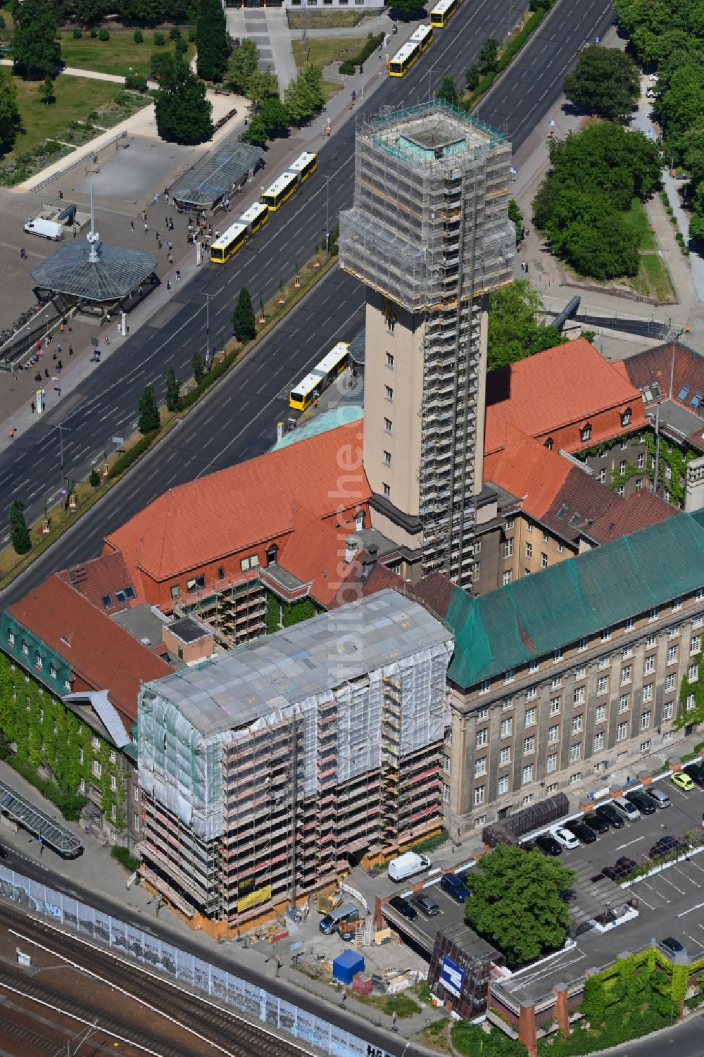 Luftaufnahme Berlin - Gebäude der Stadtverwaltung - Rathaus an der Carl-Schurz-Straße im Stadtteil Spandau in Berlin, Deutschland