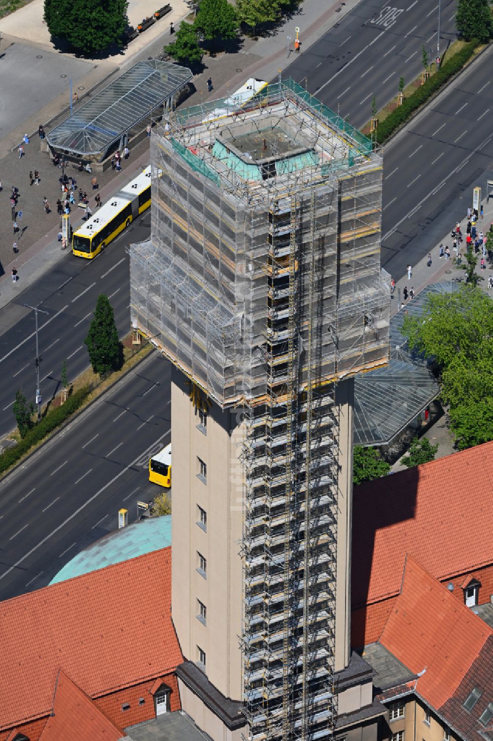 Berlin von oben - Gebäude der Stadtverwaltung - Rathaus an der Carl-Schurz-Straße im Stadtteil Spandau in Berlin, Deutschland