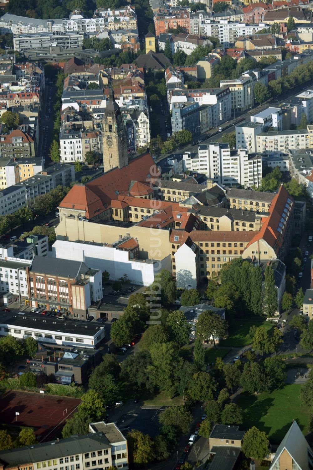 Luftbild Berlin - Gebäude der Stadtverwaltung - Rathaus Charlottenburg und Bezriskamt Charlottenburg-Wilmersdorf an der Otto-Suhr-Straße in Berlin