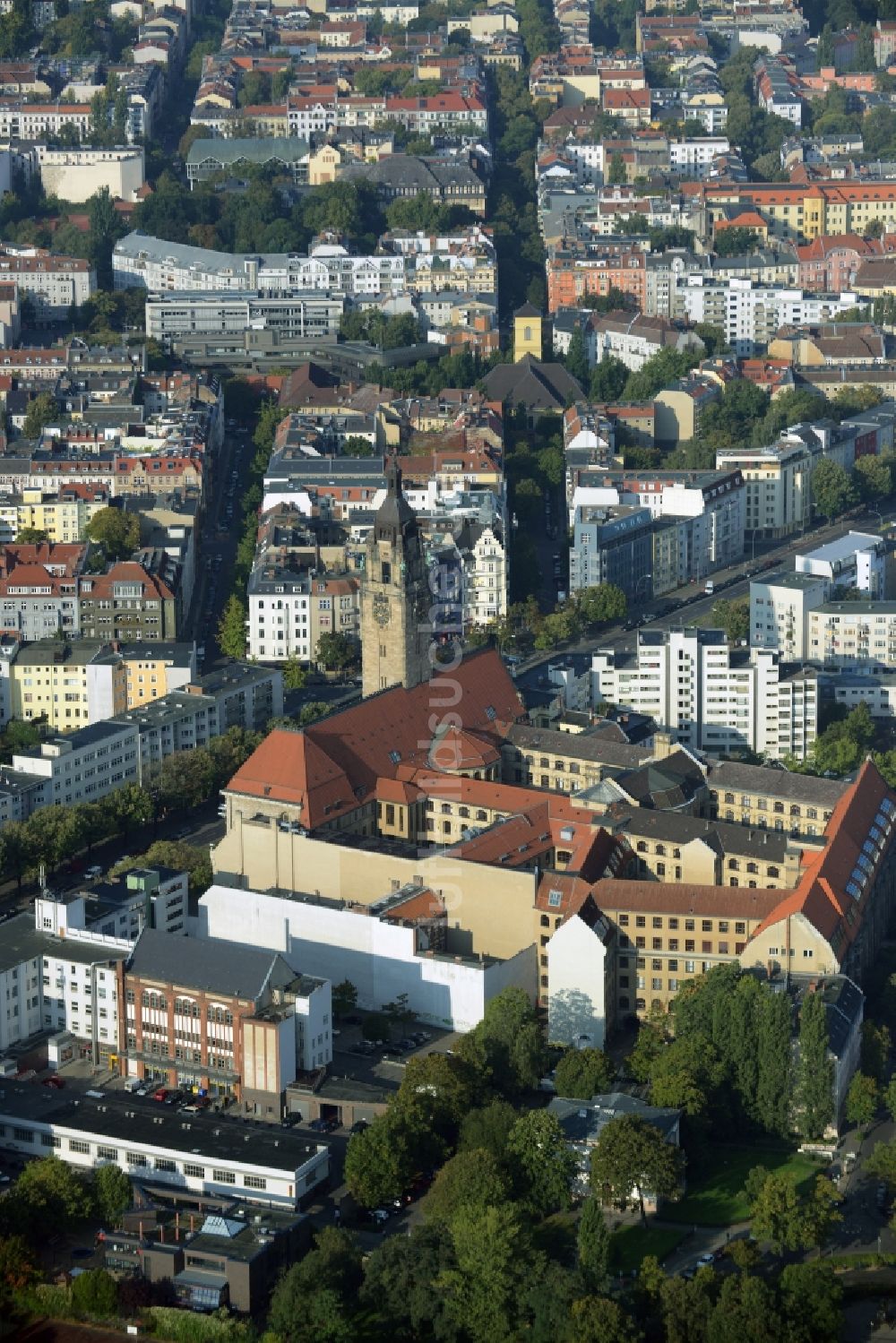 Luftaufnahme Berlin - Gebäude der Stadtverwaltung - Rathaus Charlottenburg und Bezriskamt Charlottenburg-Wilmersdorf an der Otto-Suhr-Straße in Berlin