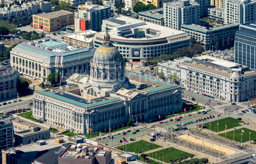 Luftaufnahme San Francisco - Gebäude der Stadtverwaltung - Rathaus City and County of San Francisco City Hall 1 Dr Carlton B Goodlett Pl in San Francisco in USA