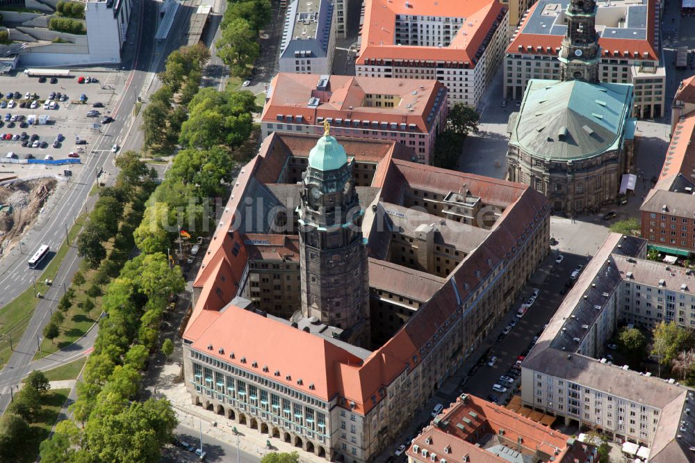 Dresden aus der Vogelperspektive: Gebäude der Stadtverwaltung - Rathaus Dresden in Dresden im Bundesland Sachsen