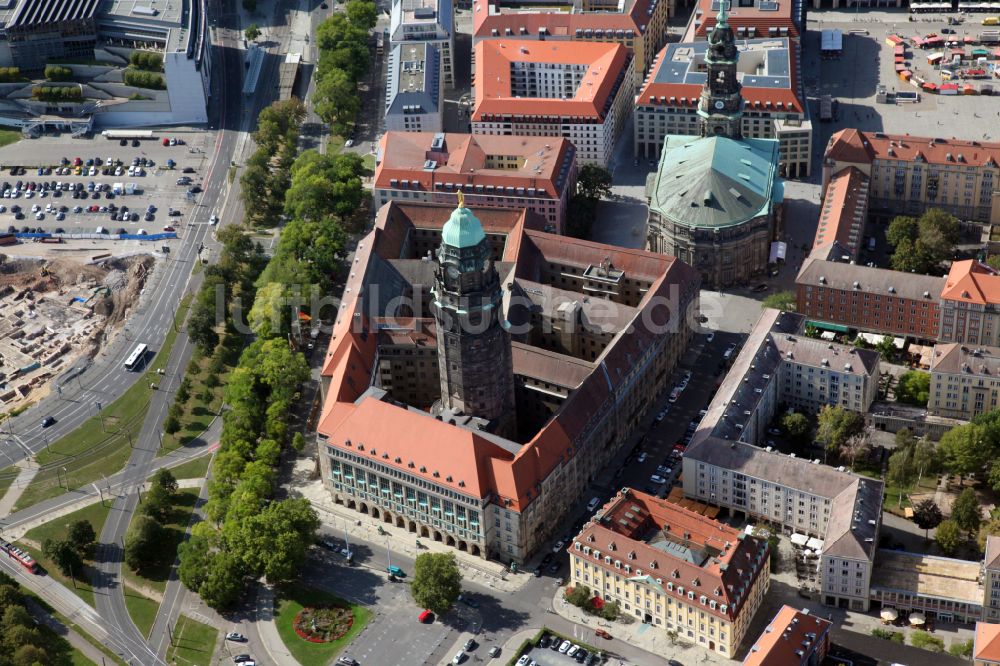 Dresden aus der Vogelperspektive: Gebäude der Stadtverwaltung - Rathaus Dresden in Dresden im Bundesland Sachsen