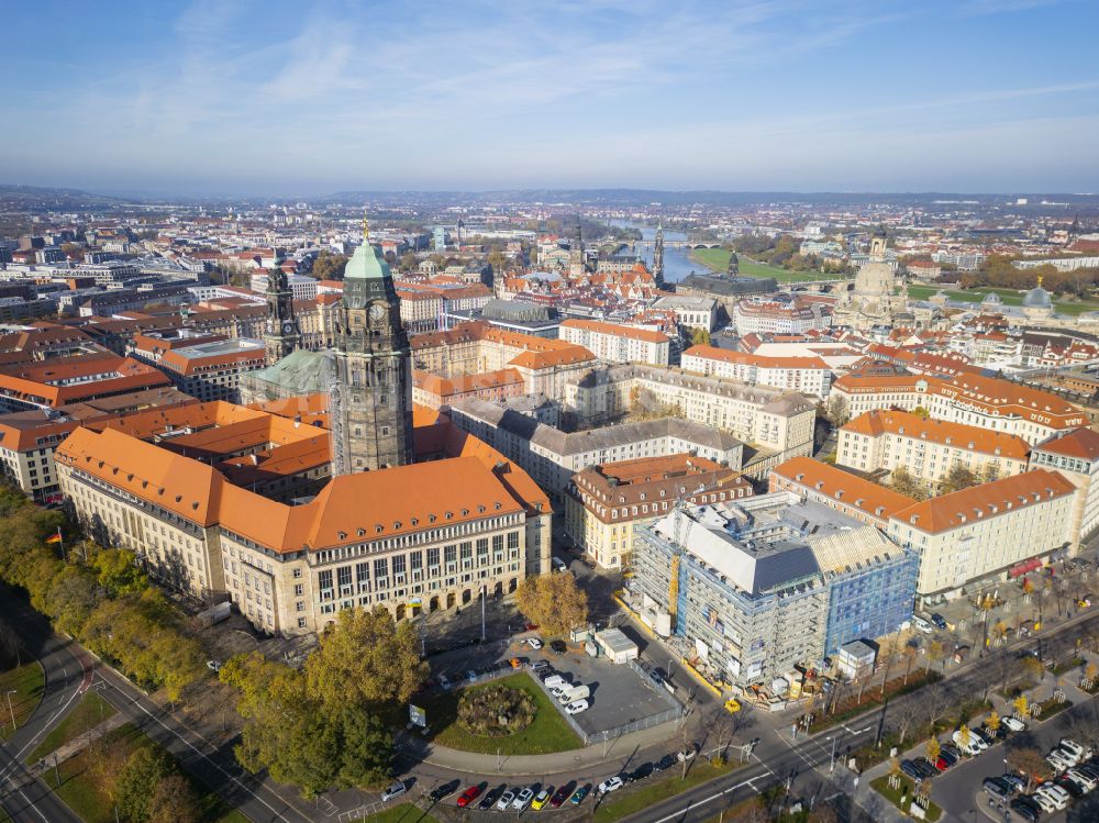 Dresden aus der Vogelperspektive: Gebäude der Stadtverwaltung - Rathaus Dresden in Dresden im Bundesland Sachsen