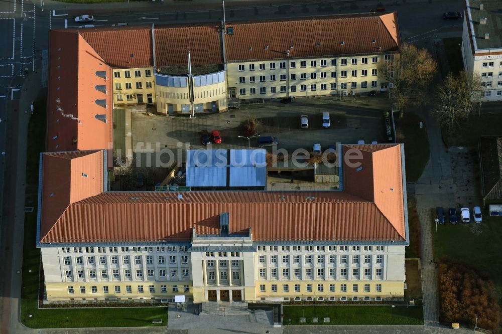 Eisenhüttenstadt aus der Vogelperspektive: Gebäude der Stadtverwaltung - Rathaus in Eisenhüttenstadt im Bundesland Brandenburg