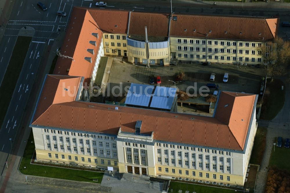 Luftbild Eisenhüttenstadt - Gebäude der Stadtverwaltung - Rathaus in Eisenhüttenstadt im Bundesland Brandenburg