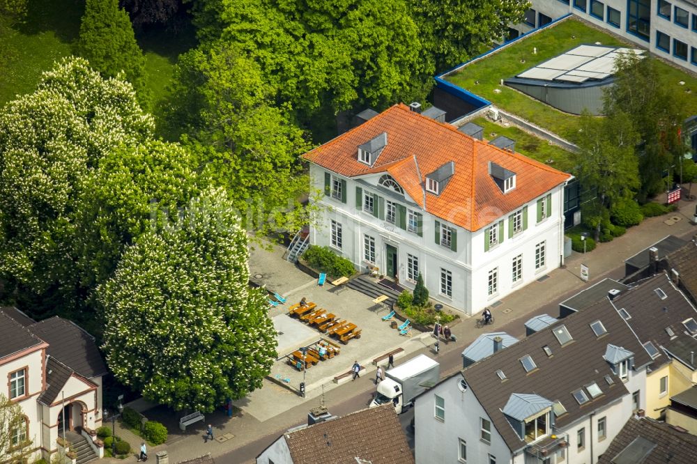 Erkrath aus der Vogelperspektive: Gebäude der Stadtverwaltung - Rathaus in Erkrath im Bundesland Nordrhein-Westfalen