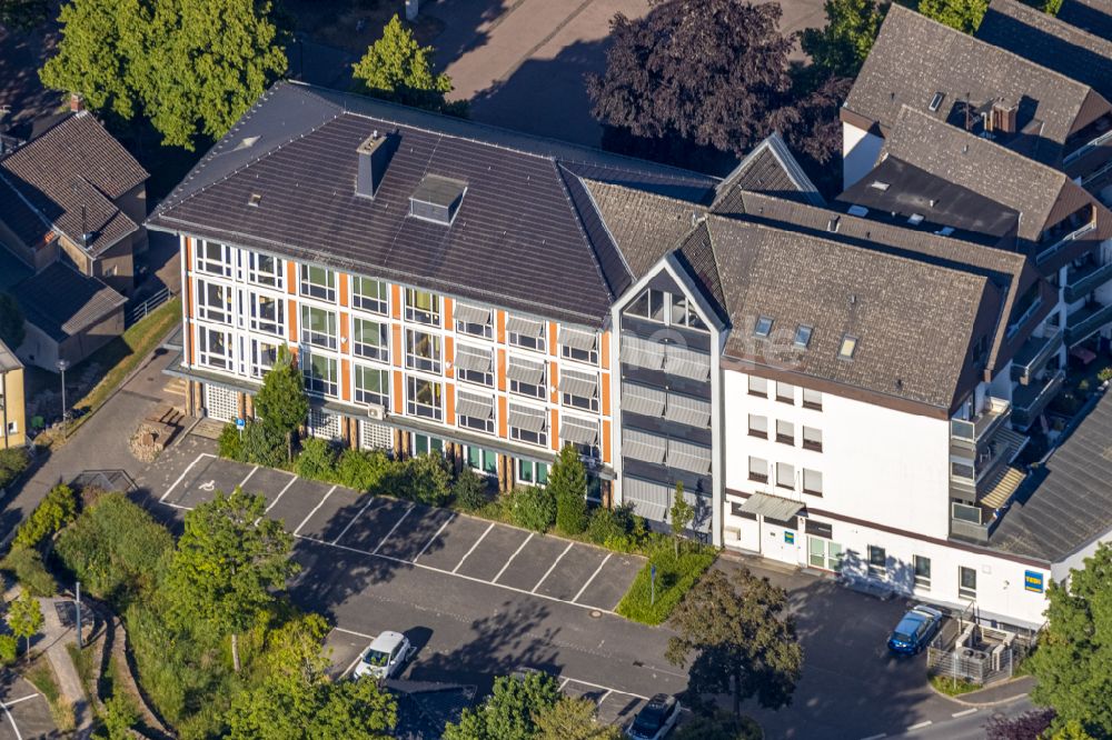 Luftaufnahme Wickede (Ruhr) - Gebäude der Stadtverwaltung - Rathaus Gemeinde Wickede in Wickede (Ruhr) im Bundesland Nordrhein-Westfalen, Deutschland