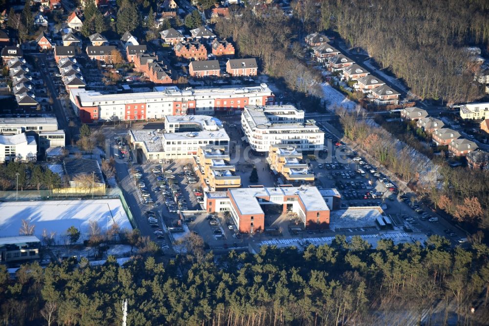 Luftaufnahme Kleinmachnow - Gebäude der Stadtverwaltung - Rathaus Gemeindeamt Kleinmachnow am Adolf-Grimme-Ring in Kleinmachnow im Bundesland Brandenburg